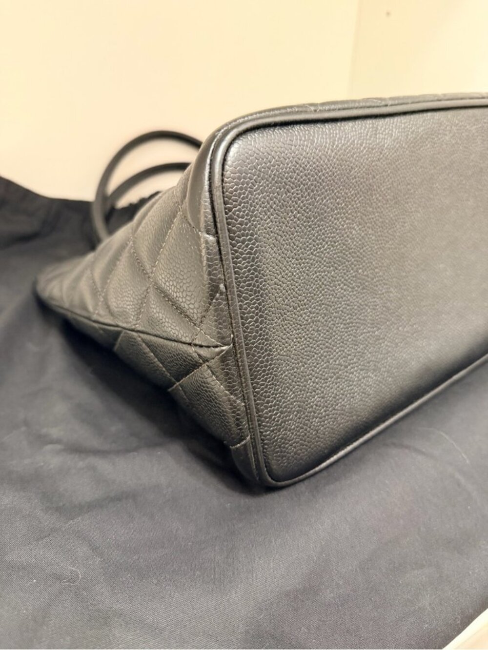 CHANEL Black Caviar Leather medium Tote medallion vintage Serious inquires only - Picture 9 of 11